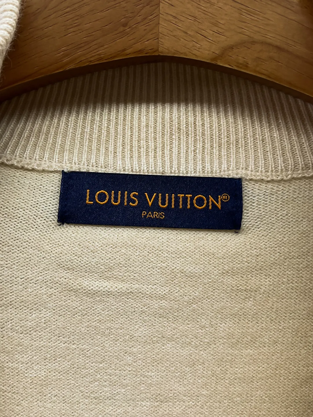 L’s 26th Autumn and Winter New Arrival Cashmere Zipper Cardigan The perfect encounter between warmth and fashion. When the chill of autumn and winter sets in, cashmere cardigans become a wardrobe must-have. It has a unique color-block design and is made from a custom cashmere blend. It has a soft touch and outstanding thermal insulation performance, and can firmly lock in body temperature in low-temperature environments, so you are not afraid of the cold. Size：M-XXXL